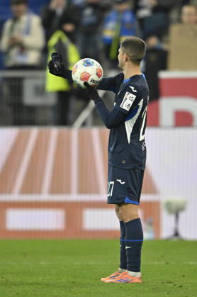 nach Spielende: Schlussjubel, Freude, Glueck, Jubel Andrej Kramaric TSG 1899 Hoffenheim (27) mit Spielball Selfie Smartphone TSG 1899 Hoffenheim vs Borussia Moenchengladbach BMG 14.01.2026 DFL REGULATIONS PROHIBIT ANY USE OF PHOTOGRAPHS AS IMAGE SEQUENCES AND OR QUASI-VIDEO TSG 1899 Hoffenheim vs Borussia Moenchengladbach BMG Sinsheim Copyright: xEibner-Pressefotox EP_MWI