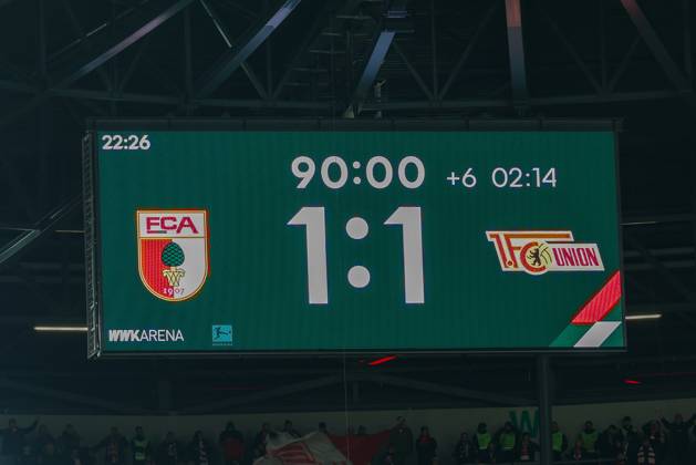Endstand auf der Anzeigetafel, 1:1, FC Augsburg vs. 1. FC Union Berlin, Fussball, 1. Bundesliga, 17. Spieltag, 15.01.2026 DFB regulations prohibit any use of photographs as image sequences and or quasi-video Augsburg Bayern Deutschland