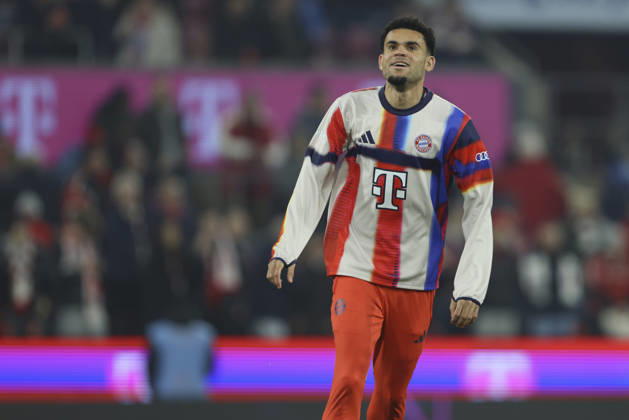 Luis Diaz (FC Bayern München) schaut waehrend des spiels der Bundesliga zwischen 1. FC Köln und FC Bayern München, RheinEnergieSTADION am 14. January 2026 in Köln, Deutschland. (Foto von Oliver Kaelke DeFodi Images) +++ Luis Diaz (FC Bayern München) looks on during the Bundesliga match between 1. FC Köln and FC Bayern München at RheinEnergieSTADION on January 14, 2026 in Köln, Germany. (Photo by Oliver Kaelke DeFodi Images) DFL regulations prohibit any use of photographs as image sequences and or quasi-video. (Photo by Oliver Kaelke DeFodi Images) -