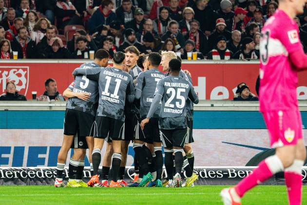 Robin Koch (4; Eintracht Frankfurt) und Aurele Amenda (5; Eintracht Frankfurt), Ansgar Knauff (7; Eintracht Frankfurt), Placeholder (11; Eintracht Frankfurt) und Placeholder (25; Eintracht Frankfurt) feiern gemeinsam Spieler feiern gemeinsam