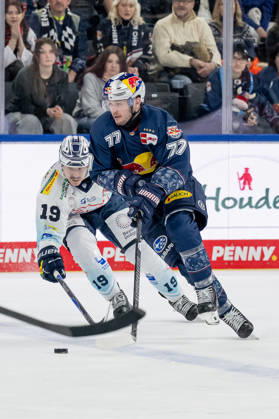 Kampf um den Puck Zweikampf zwischen Niklas Postel (Dresdner Eisloewen, 19) und Adam Brooks (EHC Red Bull Muenchen, 77) GER, EHC Red Bull Muenchen vs. Dresdner Eisloewen, Eishockey, DEL, 40. Spieltag, Saison 2025 2026, 16.01.2026. GER, EHC Red Bull Muenchen vs. Dresdner Eisloewen, Eishockey, DEL, 40. Spieltag, Saison 2025 2026, 16.01.2026. Muenchen Copyright: xEibner-Pressefoto HeikexFeinerx EP_HFR
