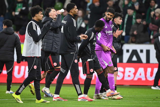Die Spieler von Eintracht Frankfurt gehen zu ihren Fans, verhaltener Schlussjubel, jubelnd, Jubel, Begeisterung, Freude, Emotion Fussball 1. Bundesliga Saison 2025 2026, 18.Spieltag, Spieltag18, matchday18, SV Werder Bremen (HB) - Eintracht Frankfurt (F) 3-3 am 16.01.2026 im Weserstadion Bremen Deutschland. DFL regulations prohibit any use of photographs as image sequences and or quasi-video Â