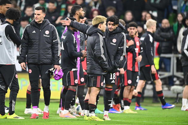 Die Spieler von Eintracht Frankfurt gehen zu ihren Fans, verhaltener Schlussjubel, jubelnd, Jubel, Begeisterung, Freude, Emotion Fussball 1. Bundesliga Saison 2025 2026, 18.Spieltag, Spieltag18, matchday18, SV Werder Bremen (HB) - Eintracht Frankfurt (F) 3-3 am 16.01.2026 im Weserstadion Bremen Deutschland. DFL regulations prohibit any use of photographs as image sequences and or quasi-video Â