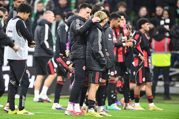 Die Spieler von Eintracht Frankfurt gehen zu ihren Fans, verhaltener Schlussjubel, jubelnd, Jubel, Begeisterung, Freude, Emotion Fussball 1. Bundesliga Saison 2025 2026, 18.Spieltag, Spieltag18, matchday18, SV Werder Bremen (HB) - Eintracht Frankfurt (F) 3-3 am 16.01.2026 im Weserstadion Bremen Deutschland. DFL regulations prohibit any use of photographs as image sequences and or quasi-video Â