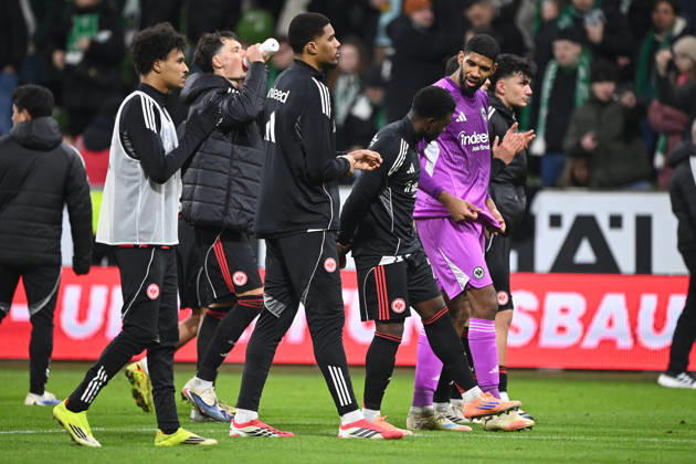 Die Spieler von Eintracht Frankfurt gehen zu ihren Fans, verhaltener Schlussjubel, jubelnd, Jubel, Begeisterung, Freude, Emotion Fussball 1. Bundesliga Saison 2025 2026, 18.Spieltag, Spieltag18, matchday18, SV Werder Bremen (HB) - Eintracht Frankfurt (F) 3-3 am 16.01.2026 im Weserstadion Bremen Deutschland. DFL regulations prohibit any use of photographs as image sequences and or quasi-video Â