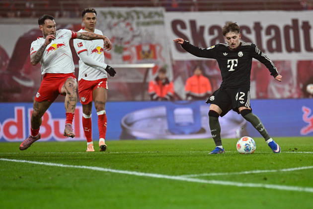 Fußball I Herren I Saison 2025-2026 I Bundesliga I 18. Spieltag I RB Leipzig - FC Bayern München I 17.01.2026 Torschuss Lennart Karl (42, FC Bayern München) (r.), David Raum (22, RB Leipzig) (l.) versucht dazwischen zu springen Leipzig Red Bull Arena Sachsen Deutschland Copyright: xLobeca InesxHähnelx