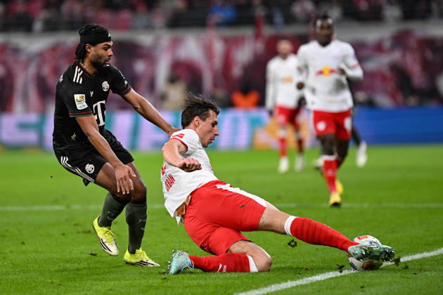 Fußball I Herren I Saison 2025-2026 I Bundesliga I 18. Spieltag I RB Leipzig - FC Bayern München I 17.01.2026 Zweikampf Serge Gnabry (7, FC Bayern München) und Willi Orban (4, RB Leipzig), der den Ball von der Linie kratzt Leipzig Red Bull Arena Sachsen Deutschland Copyright: xLobeca InesxHähnelx
