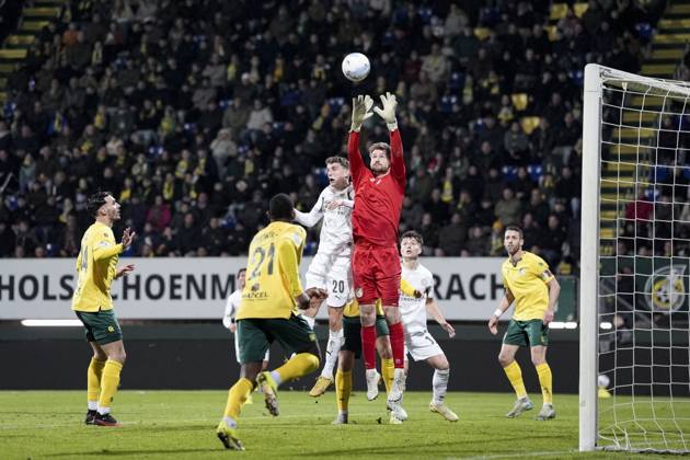 SITTARD - Fortuna Sittard goalkeeper Mattijs Branderhorst catches the ball during the Dutch Eredivisie match between Fortuna Sittard and PSV at the Fortuna Sittard Stadium on January 17, 2025, in Sittard, Netherlands. TOBIAS KLEUVER ANP Eredivisie 2025-2026 xVIxANPxSportx xxANPxIVx 547800457 originalFilename: 547800457