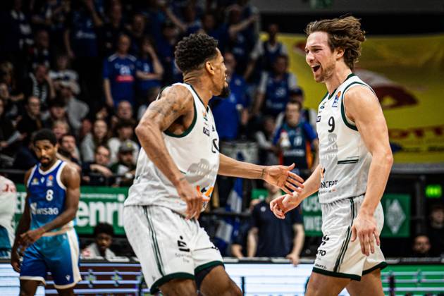 Marco Hollersbacher (Gladiators Trier) jubelt mit Urald King (Gladiators Trier), Vet Concept Gladiators Trier vs Skyliners Frankfurt, Basketball, easyCredit BBL, 16. Spieltag, Saison 2025 2026, 17.01.2026 Vet Concept Gladiators Trier vs Skyliners Frankfurt, Basketball, easyCredit BBL, 16. Spieltag, Saison 2025 2026, 17.01.2026 Copyright: xEibner-Pressefoto AlexanderxNeisx EP_ANS