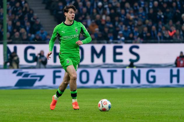 Philipp Sander (Borussia Moenchengladbach, 16) am Ball, GER, Hamburger SV vs. Borussia Moenchengladbach, Fussball, Bundesliga, Spieltag 18, Saison 2025 2026, 17.01.2025 DFL REGULATIONS PROHIBIT ANY USE OF PHOTOGRAPHS AS IMAGE SEQUENCES AND OR QUASI-VIDEO GER, Hamburger SV vs. Borussia Moenchengladbach, Fussball, Bundesliga, Spieltag 18, Saison 2025 2026, 17.01.2025 Hamburg Copyright: xEibner-Pressefoto MaxxVincenx EP_MVN