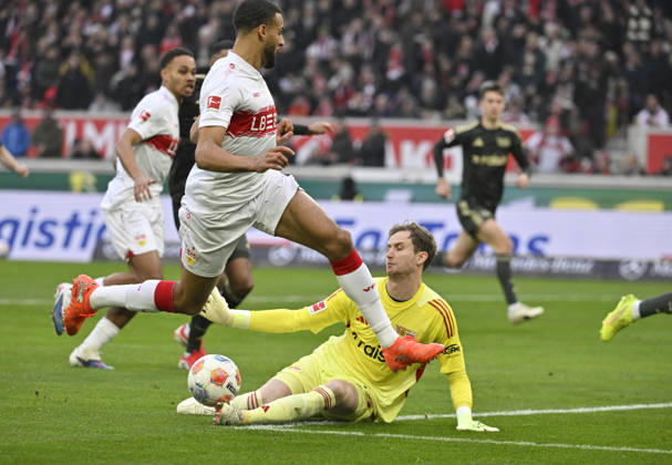Strafraumszene, Torraumszene Torschuss Aktion Torchance Josha Vagnoman VfB Stuttgart (04) gegen Torwart Frederik Roennow 1. FC Union Berlin FCU (01) VfB Stuttgart vs 1. FC Union Berlin FCU 18.01.2026 DFL REGULATIONS PROHIBIT ANY USE OF PHOTOGRAPHS AS IMAGE SEQUENCES AND OR QUASI-VIDEO VfB Stuttgart vs 1. FC Union Berlin FCU