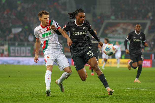 im Zweikampf, Aktion, mit Robin Fellhauer 19 (FC Augsburg), Jordy Makengo 33 (SC Freiburg), FC Augsburg vs. SC Freiburg, Fussball, 1. Bundesliga, 18. Spieltag, 18.01.2026 DFB regulations prohibit any use of photographs as image sequences and or quasi-video Augsburg Bayern Deutschland