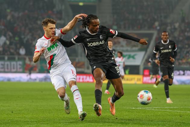 im Zweikampf, Aktion, mit Robin Fellhauer 19 (FC Augsburg), Jordy Makengo 33 (SC Freiburg), FC Augsburg vs. SC Freiburg, Fussball, 1. Bundesliga, 18. Spieltag, 18.01.2026 DFB regulations prohibit any use of photographs as image sequences and or quasi-video Augsburg Bayern Deutschland