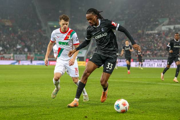 im Zweikampf, Aktion, mit Robin Fellhauer 19 (FC Augsburg), Jordy Makengo 33 (SC Freiburg), FC Augsburg vs. SC Freiburg, Fussball, 1. Bundesliga, 18. Spieltag, 18.01.2026 DFB regulations prohibit any use of photographs as image sequences and or quasi-video Augsburg Bayern Deutschland