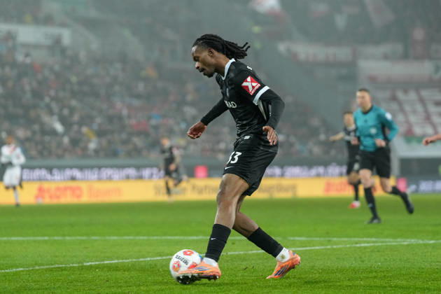 Jordy Makengo (SC Freiburg, 33) am Ball , Deutschland, Fussball, 1. Bundesliga, 18.Spieltag, 2025 2026, FC Augsburg vs. SC Freiburg, 18.01.2026, WWK-Arena, Augsburg, Deutschland DFL REGULATIONS PROHIBIT ANY USE OF PHOTOGRAPHS AS IMAGE SEQUENCES AND OR QUASI-VIDEO. Augsburg WWK-Arena Bayern Deutschland Copyright: xArnexAmbergx
