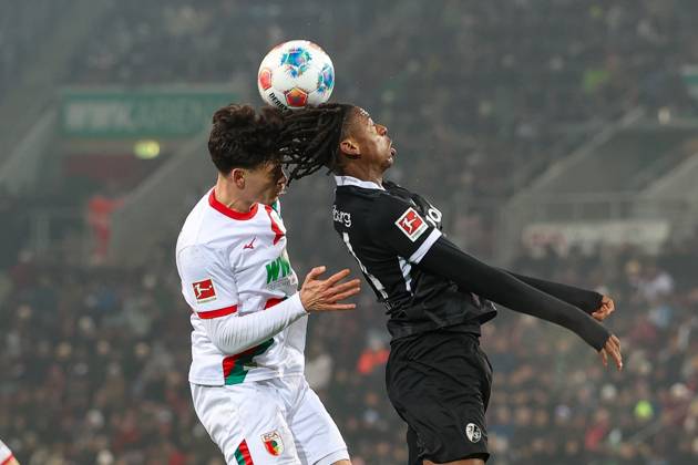 im Zweikampf, Aktion, mit Fabian Rieder 32 (FC Augsburg), Johan Manzambi 44 (SC Freiburg), FC Augsburg vs. SC Freiburg, Fussball, 1. Bundesliga, 18. Spieltag, 18.01.2026 DFB regulations prohibit any use of photographs as image sequences and or quasi-video Augsburg Bayern Deutschland