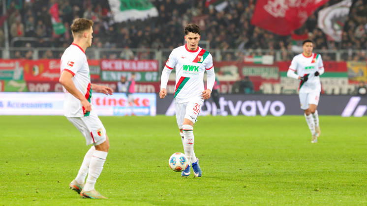 Fabian Rieder (32, FC Augsburg) beim Spiel zwischen FC Augsburg v SC Freiburg, Fußball, Herren, Bundesliga, 2025 2026, 18.Spieltag am 18.01.2026 in Augsburg, WWK-Arena. DFL and DFB regulations prohibit any use of photographs as image sequences and or quasi-video. Bayern Deutschland