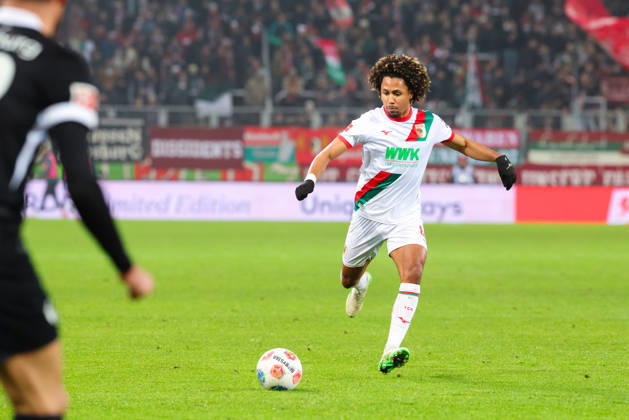 Han-Noah Massengo (4, FC Augsburg) beim Spiel zwischen FC Augsburg v SC Freiburg, Fußball, Herren, Bundesliga, 2025 2026, 18.Spieltag am 18.01.2026 in Augsburg, WWK-Arena. DFL and DFB regulations prohibit any use of photographs as image sequences and or quasi-video. Bayern Deutschland