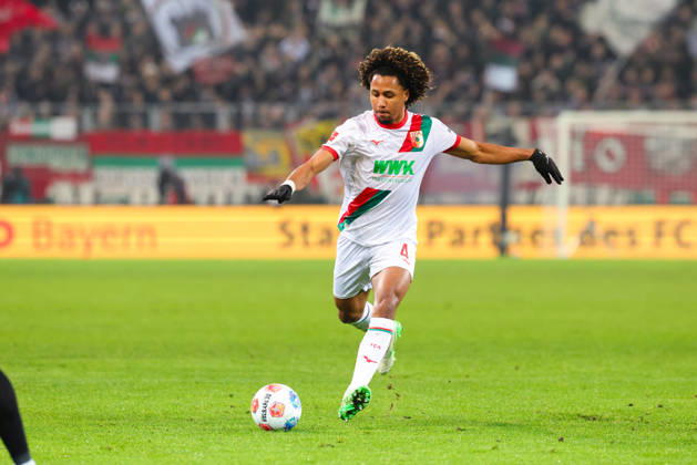 Han-Noah Massengo (4, FC Augsburg) beim Spiel zwischen FC Augsburg v SC Freiburg, Fußball, Herren, Bundesliga, 2025 2026, 18.Spieltag am 18.01.2026 in Augsburg, WWK-Arena. DFL and DFB regulations prohibit any use of photographs as image sequences and or quasi-video. Bayern Deutschland