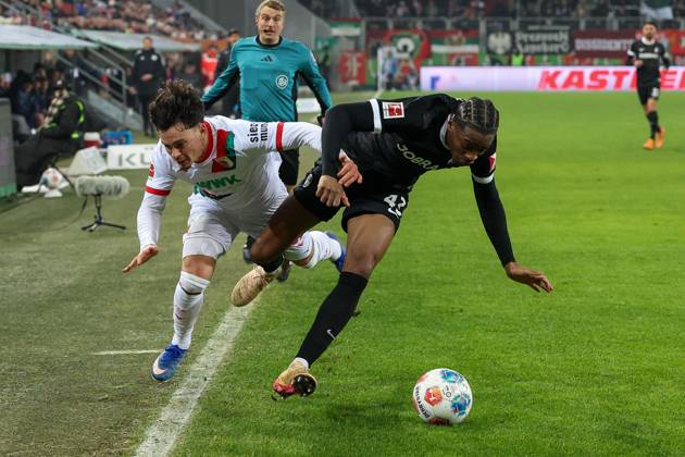 im Zweikampf, Aktion, mit Fabian Rieder 32 (FC Augsburg), Johan Manzambi 44 (SC Freiburg), FC Augsburg vs. SC Freiburg, Fussball, 1. Bundesliga, 18. Spieltag, 18.01.2026 DFB regulations prohibit any use of photographs as image sequences and or quasi-video Augsburg Bayern Deutschland