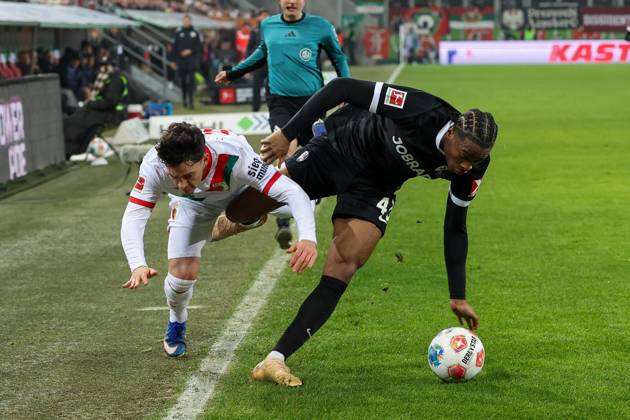 im Zweikampf, Aktion, mit Fabian Rieder 32 (FC Augsburg), Johan Manzambi 44 (SC Freiburg), FC Augsburg vs. SC Freiburg, Fussball, 1. Bundesliga, 18. Spieltag, 18.01.2026 DFB regulations prohibit any use of photographs as image sequences and or quasi-video Augsburg Bayern Deutschland
