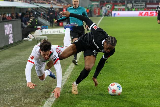 im Zweikampf, Aktion, mit Fabian Rieder 32 (FC Augsburg), Johan Manzambi 44 (SC Freiburg), FC Augsburg vs. SC Freiburg, Fussball, 1. Bundesliga, 18. Spieltag, 18.01.2026 DFB regulations prohibit any use of photographs as image sequences and or quasi-video Augsburg Bayern Deutschland