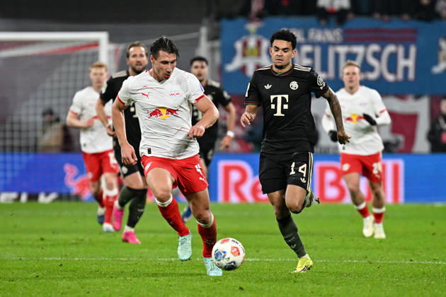 Fußball I Herren I Saison 2025-2026 I Bundesliga I 18. Spieltag I RB Leipzig - FC Bayern München I 17.01.2026 Zweikampf um den Ball zwischen Willi Orban (4, RB Leipzig) und Luis Diaz (14, FC Bayern München) Leipzig Red Bull Arena Sachsen Deutschland Copyright: xLobeca InesxHähnelx