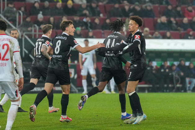 Maximilian Eggestein (SC Freiburg, 08) und Derry Scherhant (SC Freiburg, 07) Torjubel, Emotionen, Torschuss, Abschluss, Torerfolg, Tor, Treffer , Deutschland, Fussball, 1. Bundesliga, 18.Spieltag, 2025 2026, FC Augsburg vs. SC Freiburg, 18.01.2026, WWK-Arena, Augsburg, Deutschland DFL REGULATIONS PROHIBIT ANY USE OF PHOTOGRAPHS AS IMAGE SEQUENCES AND OR QUASI-VIDEO. Augsburg WWK-Arena Bayern Deutschland Copyright: xArnexAmbergx