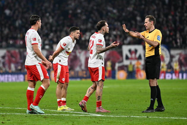 Fußball I Herren I Saison 2025-2026 I Bundesliga I 18. Spieltag I RB Leipzig - FC Bayern München I 17.01.2026 Willi Orban (4, RB Leipzig), Christoph Baumgartner (14, RB Leipzig), und David Raum (22, RB Leipzig) protestieren bei Schiedsrichter Sascha Stegemann (v.l.n.r.) Leipzig Red Bull Arena Sachsen Deutschland Copyright: xLobeca InesxHähnelx