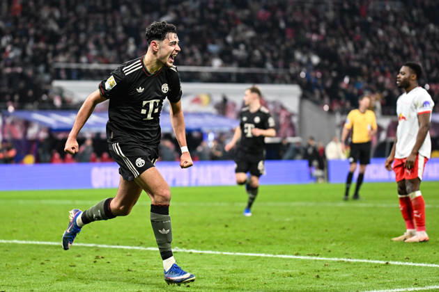 Fußball I Herren I Saison 2025-2026 I Bundesliga I 18. Spieltag I RB Leipzig - FC Bayern München I 17.01.2026 Torjubel Aleksandar Pavlovic (45, FC Bayern München) (l.) Leipzig Red Bull Arena Sachsen Deutschland Copyright: xLobeca InesxHähnelx