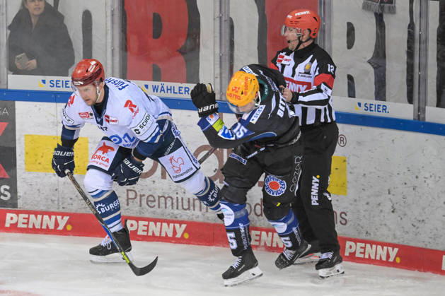 Alexander Karachun (Schwenninger Wild Wings 47) links mit Rayan Bettahar (Fischtown Pinguins 15), Fischtown Pinguins - Schwenninger Wild Wings, Eishockey, Deutsche Eishockey Liga, DEL, 18.01.2026 Bremerhaven Bremen Deutschland
