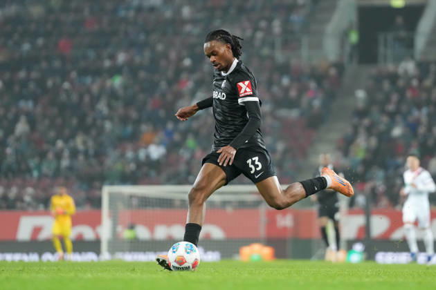 Jordy Makengo (SC Freiburg, 33) am Ball , Deutschland, Fussball, 1. Bundesliga, 18.Spieltag, 2025 2026, FC Augsburg vs. SC Freiburg, 18.01.2026, WWK-Arena, Augsburg, Deutschland DFL REGULATIONS PROHIBIT ANY USE OF PHOTOGRAPHS AS IMAGE SEQUENCES AND OR QUASI-VIDEO. Augsburg WWK-Arena Bayern Deutschland Copyright: xArnexAmbergx