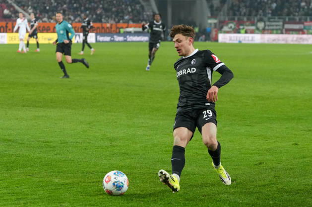 Philipp Treu (SC Freiburg, 29) am Ball , Deutschland, Fussball, 1. Bundesliga, 18.Spieltag, 2025 2026, FC Augsburg vs. SC Freiburg, 18.01.2026, WWK-Arena, Augsburg, Deutschland DFL REGULATIONS PROHIBIT ANY USE OF PHOTOGRAPHS AS IMAGE SEQUENCES AND OR QUASI-VIDEO. Augsburg WWK-Arena Bayern Deutschland Copyright: xArnexAmbergx