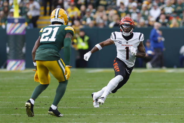 GREEN BAY, WI - OCTOBER 12: Green Bay Packers cornerback Nate Hobbs (21) tries to defend Cincinnati Bengals wide receiver Ja Marr Chase (1) during a game between the Green Bay Packers and the Cincinnati Bengals at Lambeau Field on October 12, 2025 in Green Bay, WI. (Photo by Larry Radloff Icon Sportswire) NFL, American Football Herren, USA OCT 12 Bengals at Packers EDITORIAL USE ONLY Icon2510124837