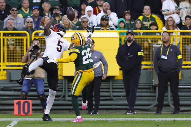 GREEN BAY, WI - OCTOBER 12: Green Bay Packers cornerback Keisean Nixon (25) breaks up a pass intended for Cincinnati Bengals wide receiver Tee Higgins (5) during a game between the Green Bay Packers and the Cincinnati Bengals at Lambeau Field on October 12, 2025 in Green Bay, WI. (Photo by Larry Radloff Icon Sportswire) NFL, American Football Herren, USA OCT 12 Bengals at Packers EDITORIAL USE ONLY Icon2510126373