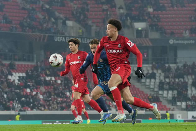 Derry Scherhant (SC Freiburg, 07) im Zweikampf mit Itamar Noy (Maccabi Tel Aviv, 30) , Deutschland, Fussball, UEFA Europa League, 7.Spieltag, Ligaphase, 2025 2026, SC Freiburg vs. Maccabi Tel Aviv, 22.01.2026, Europa-Park Stadion, Freiburg, Deutschland Freiburg Europa-Park Stadion Baden-Württemberg Deutschland Copyright: xArnexAmbergx