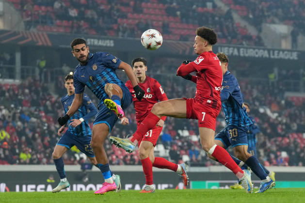 Derry Scherhant (SC Freiburg, 07) im Zweikampf mit Itamar Noy (Maccabi Tel Aviv, 30) , Deutschland, Fussball, UEFA Europa League, 7.Spieltag, Ligaphase, 2025 2026, SC Freiburg vs. Maccabi Tel Aviv, 22.01.2026, Europa-Park Stadion, Freiburg, Deutschland Freiburg Europa-Park Stadion Baden-Württemberg Deutschland Copyright: xArnexAmbergx