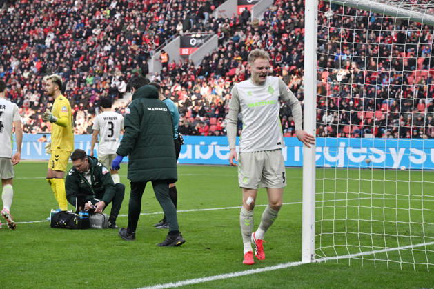 Verletzung Amos Pieper (Werder Bremen) 24.01.2026, Fussball 1. Bundesliga, Saison 2025 2026, 19. Spieltag, Bayer 04 Leverkusen - SV Werder Bremen DFL regulations prohibit any use of photographs as image sequences and or quasi-video Leverkusen BayArena Nordrhein Westfalen Deutschland