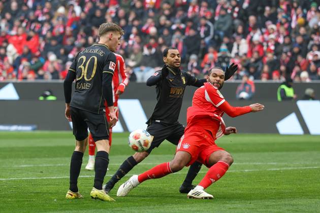 im Zweikampf, Aktion, mit Anton Kade 30 (FC Augsburg), Alexis Claude-Maurice 20 (FC Augsburg), Jonathan Tah 4 (FC Bayern Muenchen), FC Bayern Muenchen vs. FC Augsburg, Fussball, 1. Bundesliga, 19. Spieltag, 24.01.2026 DFB regulations prohibit any use of photographs as image sequences and or quasi-video Muenchen Bayern Deutschland