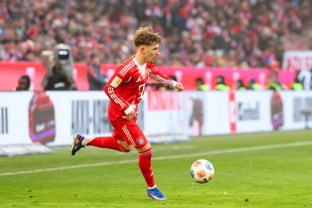 Lennart Karl (42, FC Bayern München) beim Spiel zwischen FC Bayern München v FC Augsburg, Fußball, Herren, Bundesliga, 2025 2026, 19.Spieltag am 24.01.2026 in München, Allianz-Arena. DFL and DFB regulations prohibit any use of photographs as image sequences and or quasi-video. Bayern Deutschland