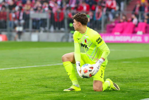 Finn Dahmen (1, FC Augsburg) hält den Ball sicher beim Spiel zwischen FC Bayern München v FC Augsburg, Fußball, Herren, Bundesliga, 2025 2026, 19.Spieltag am 24.01.2026 in München, Allianz-Arena. DFL and DFB regulations prohibit any use of photographs as image sequences and or quasi-video. Bayern Deutschland