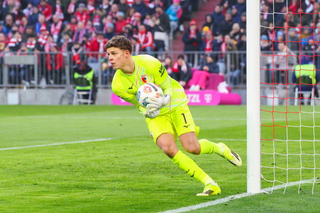 Finn Dahmen (1, FC Augsburg) hält den Ball sicher beim Spiel zwischen FC Bayern München v FC Augsburg, Fußball, Herren, Bundesliga, 2025 2026, 19.Spieltag am 24.01.2026 in München, Allianz-Arena. DFL and DFB regulations prohibit any use of photographs as image sequences and or quasi-video. Bayern Deutschland