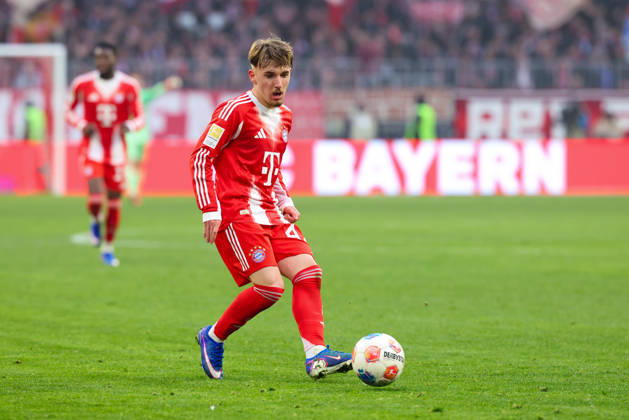 Lennart Karl (42, FC Bayern München) beim Spiel zwischen FC Bayern München v FC Augsburg, Fußball, Herren, Bundesliga, 2025 2026, 19.Spieltag am 24.01.2026 in München, Allianz-Arena. DFL and DFB regulations prohibit any use of photographs as image sequences and or quasi-video. Bayern Deutschland