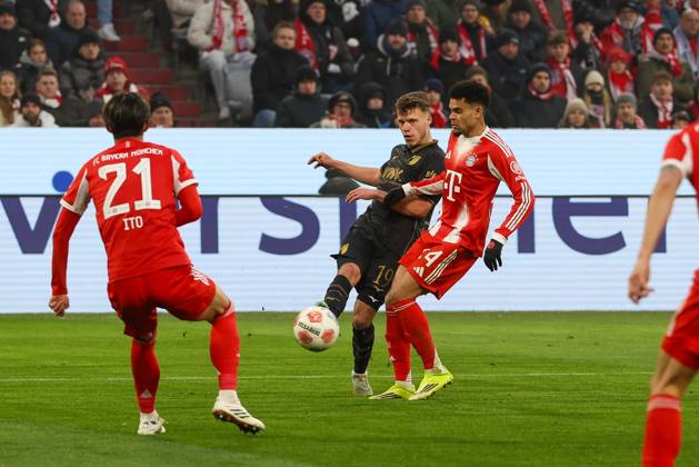 im Zweikampf, Aktion, mit Robin Fellhauer 19 (FC Augsburg), Luis Diaz 14 (FC Bayern Muenchen), FC Bayern Muenchen vs. FC Augsburg, Fussball, 1. Bundesliga, 19. Spieltag, 24.01.2026 DFB regulations prohibit any use of photographs as image sequences and or quasi-video Muenchen Bayern Deutschland