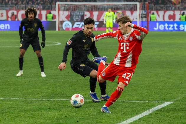 im Zweikampf, Aktion, mit Fabian Rieder 32 (FC Augsburg), Lennart Karl 42 (FC Bayern Muenchen), FC Bayern Muenchen vs. FC Augsburg, Fussball, 1. Bundesliga, 19. Spieltag, 24.01.2026 DFB regulations prohibit any use of photographs as image sequences and or quasi-video Muenchen Bayern Deutschland