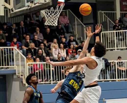 Basketball in Essen ** NUR FÜR REDAKTIONELLE ZWECKE ** EDITORIAL USE ONLY **<p>Benjamin Uzoma von den ETB Miners im Spiel gegen Finn Stuehlmeyer von den Baskets Juniors TSG Westerstede am 24.01. 2026. Das Spiel endete X:X in der Sporthalle Am Hallo, Ernestinenstraße 57. Michael Gohl FUNKE Foto Services< p> Deutschland Nordrhein-Westfalen Essen Copyright: MichaelxGohl