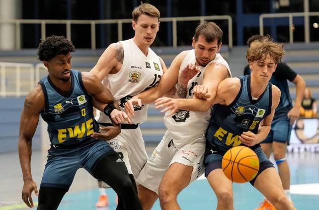 Basketball in Essen ** NUR FÜR REDAKTIONELLE ZWECKE ** EDITORIAL USE ONLY **<p>Niclas Jonathan Sperber und Leon Kalinic von den ETB Miners im Spiel gegen Jon ll Larenz Fugett und Johann Helwig von den Baskets Juniors TSG Westerstede am 24.01. 2026. Das Spiel endete X:X in der Sporthalle Am Hallo, Ernestinenstraße 57. Michael Gohl FUNKE Foto Services< p> Deutschland Nordrhein-Westfalen Essen Copyright: MichaelxGohl
