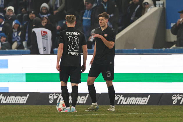 Alexander Rossipal (SG Dynamo Dresden,19) und Jonas Sterner (SG Dynamo Dresden,32) - 2. Fußball Bundesliga Saison 2025-2026 Punktspiel 1. FC Magdeburg vs. SG Dynamo Dresden in der Avnet Arena in Magdeburg - Aktion,Fußball,Mann,Männer,Deutschland,24.01.2026