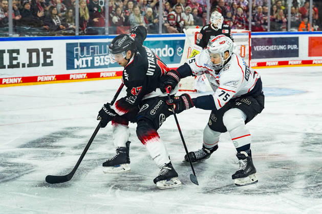 Eishockey Penny-DEL 43. Spieltag Kölner Haie - Nürnberg Ice Tigers am 25.01.2026 in der Lanxess Arena in Köln Veli-Matti Vittasmäki ( Köln ), links - Samuel Dove-McFalls ( Nürnberg ), rechts Gemäß den Vorgaben der DEL Deutsche Eishockey Liga ist die Publikation und Weiterverwertung der Aufnahmen in elektronischen Medien und Endgeräten aller Art während des laufenden Spiels nicht zulässig.