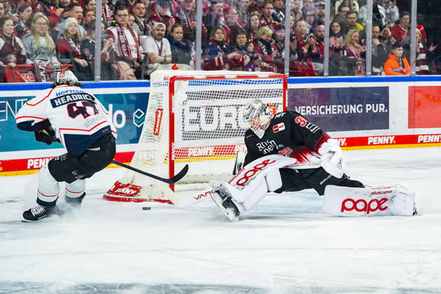 Eishockey Penny-DEL 43. Spieltag Kölner Haie - Nürnberg Ice Tigers am 25.01.2026 in der Lanxess Arena in Köln Owen Headrick ( Nürnberg ), links - scheitert an Janne Juvonen ( Köln ), rechts Gemäß den Vorgaben der DEL Deutsche Eishockey Liga ist die Publikation und Weiterverwertung der Aufnahmen in elektronischen Medien und Endgeräten aller Art während des laufenden Spiels nicht zulässig.